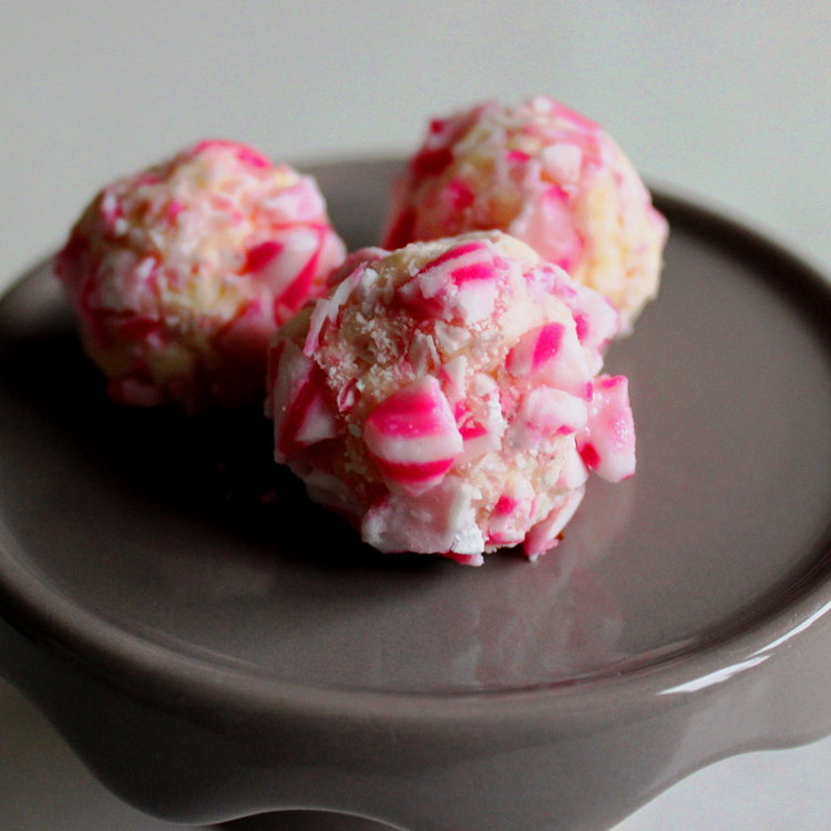 Rezept für knusprige Zuckerstangen-Trüffel - Minzig, klein und super zum Verschenken