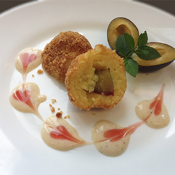Zwetschgenknödel mit Vanillesoße - Ein leckeres Dessert besonders an kalten Tagen