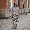 Karo-Rock kombinieren: Die 5 schönsten Herbst-Looks 2026 mit Boots und Lederjacke
