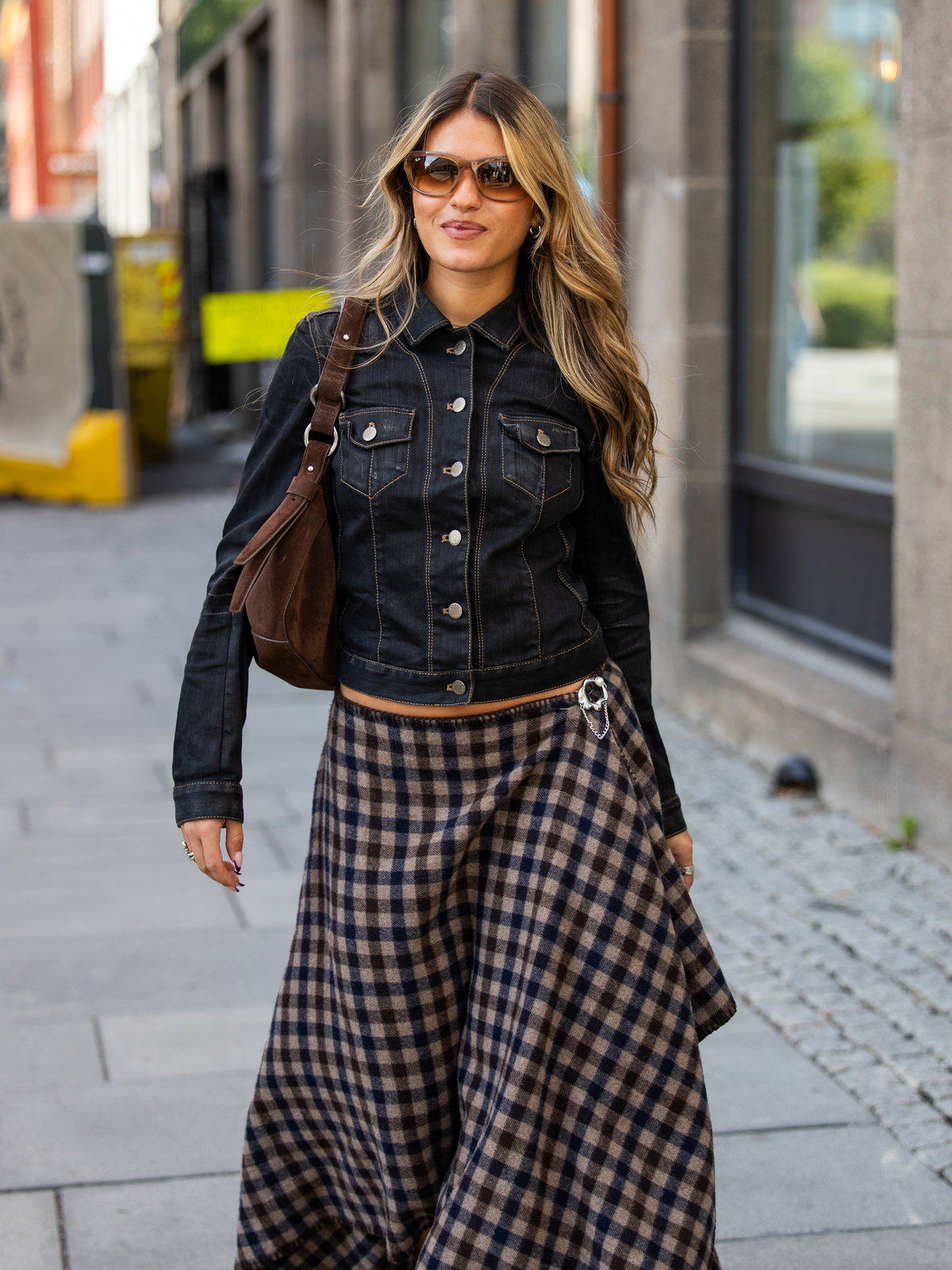 Karo-Rock mit Jeansjacke