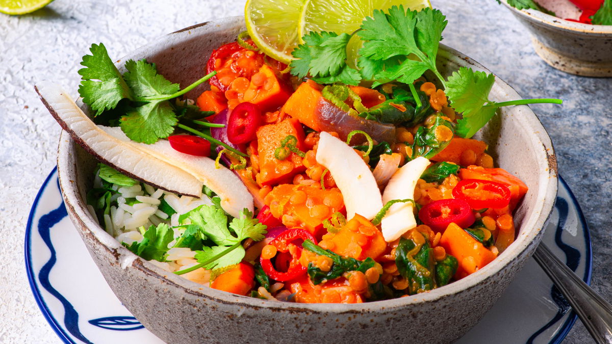 So gut schmeckt der Herbst: Unser Rezept für Kürbis-Linsen-Curry mit frischem Koriander-Reis