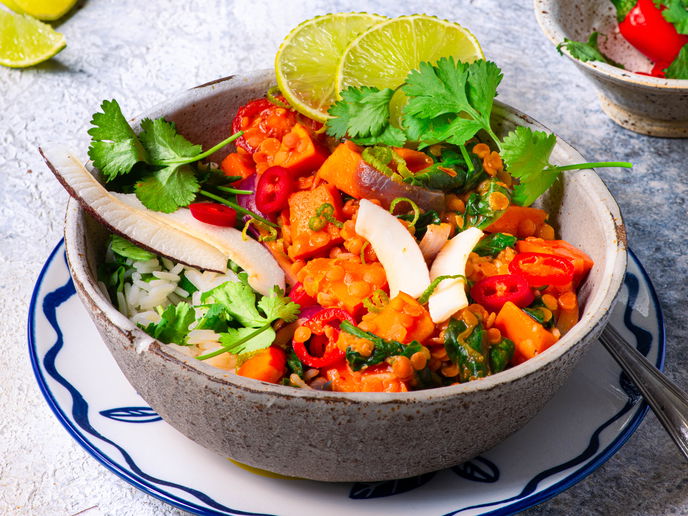 So gut schmeckt der Herbst: Unser Rezept für Kürbis-Linsen-Curry mit frischem Koriander-Reis
