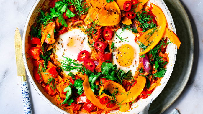Kürbis-Tomaten-Shakshuka: Das einfache Rezept bringt orientalische Aromen & Herbst-Flair auf den Teller