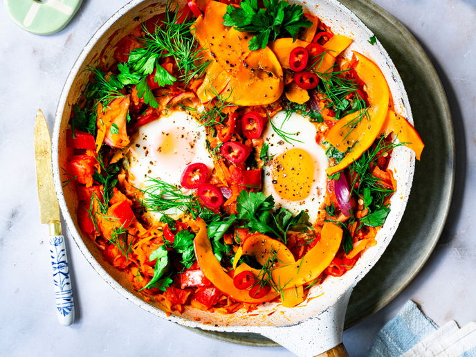 Kürbis-Tomaten-Shakshuka: Das einfache Rezept bringt orientalische Aromen & Herbst-Flair auf den Teller