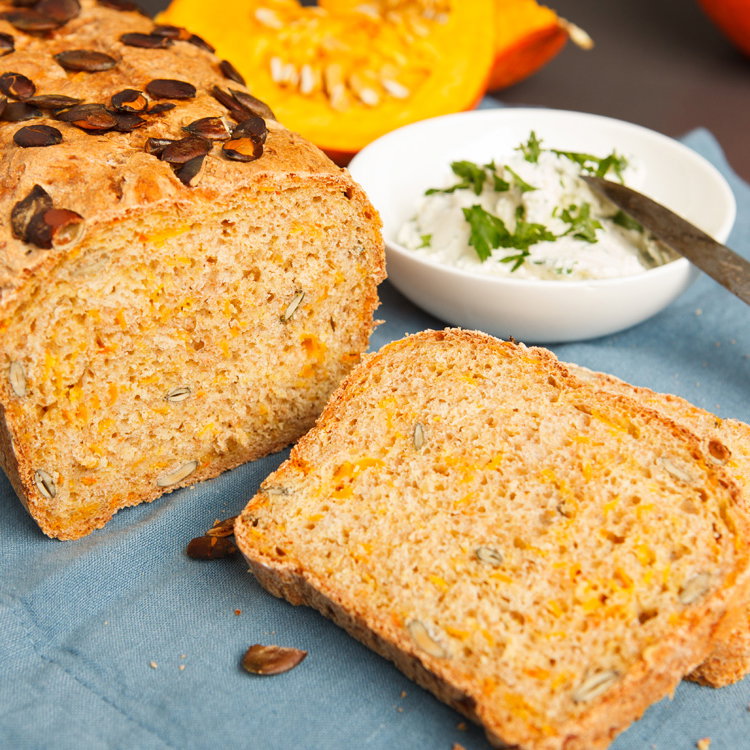 Eine Scheibe Kürbisbrot mit Butter