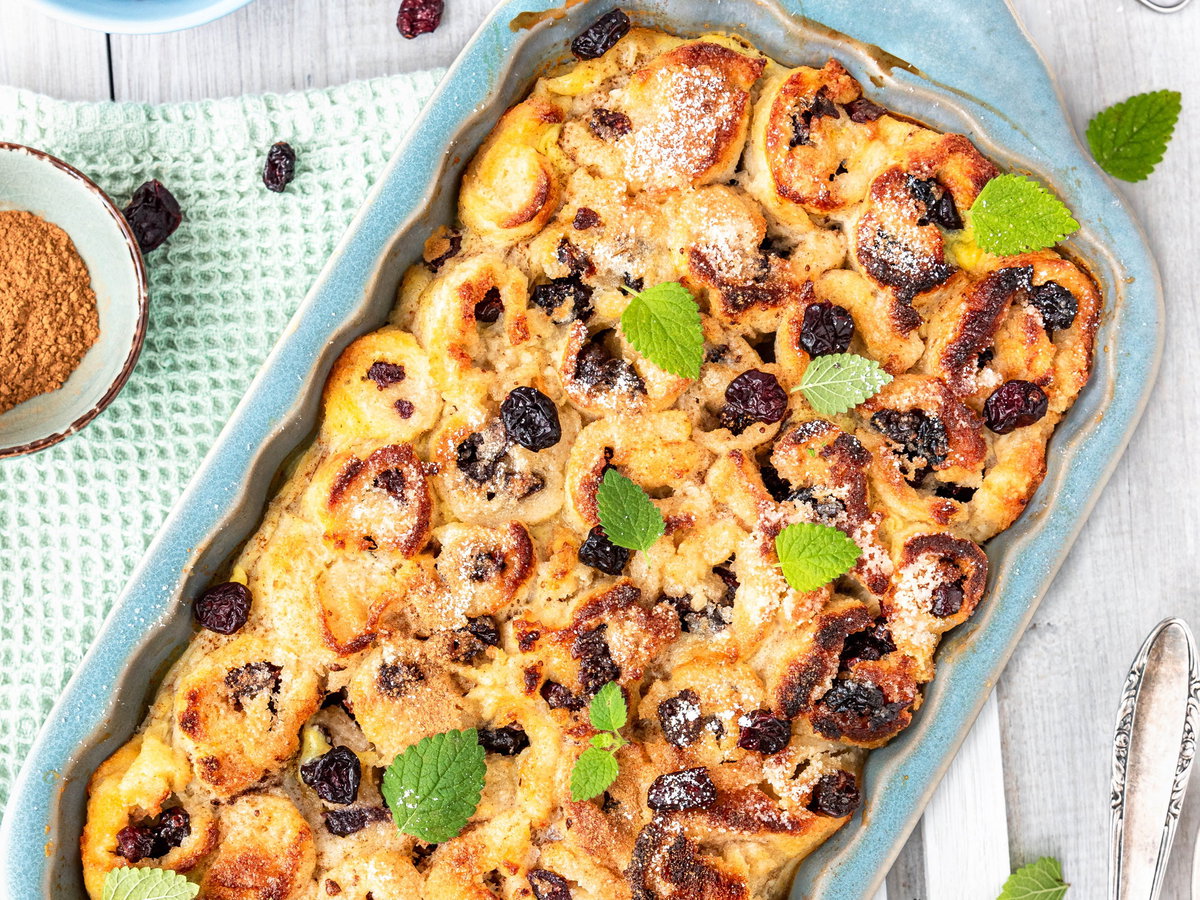 French-Toast-Auflauf mit Butter, Zimt und Cranberrys
