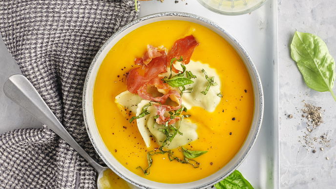 Rezept für Hokkaido-Suppe mit Ravioli und Parmaschinken