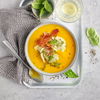 Rezept für Hokkaido-Suppe mit Ravioli und Parmaschinken