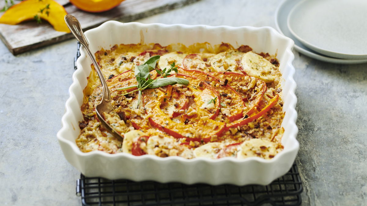 Rezept für Kürbis-Gratin mit Pastinaken, Tomaten und Walnuss-Cumble