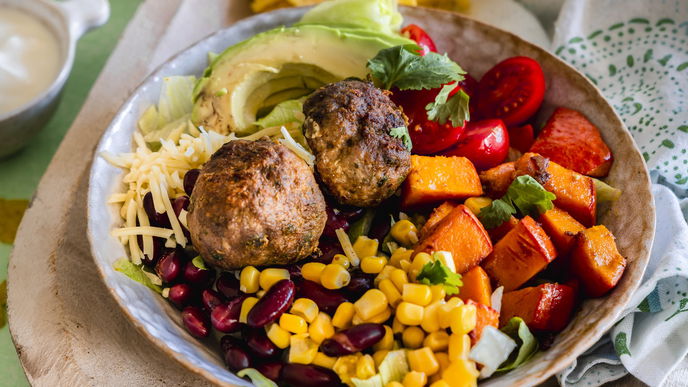 Rezept für Kürbis-Bowl mit Tortilla-Chips und Hackbällchen
