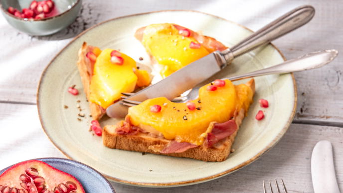 Toast Hawaii mit frischer Ananas und Granatapfel