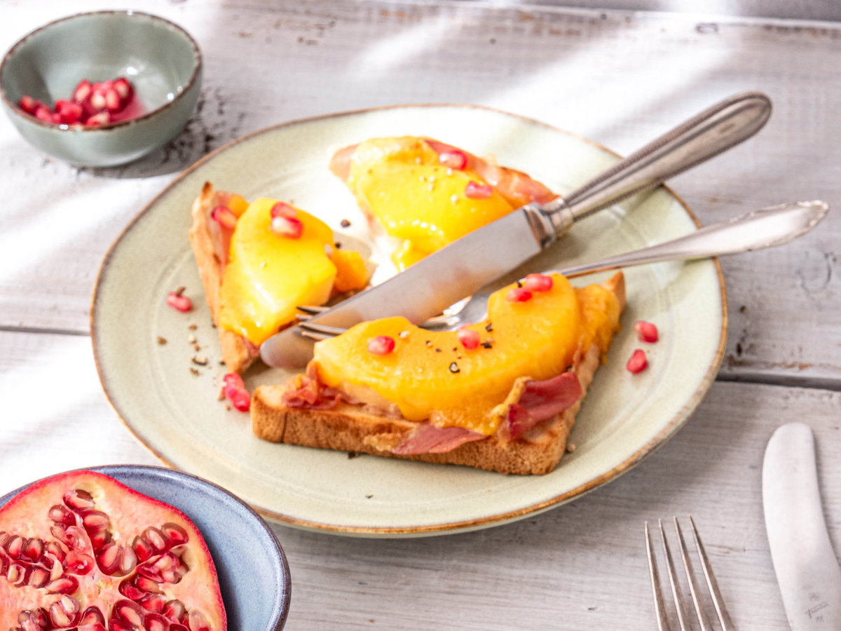 Toast Hawaii mit frischer Ananas und Granatapfelkernen