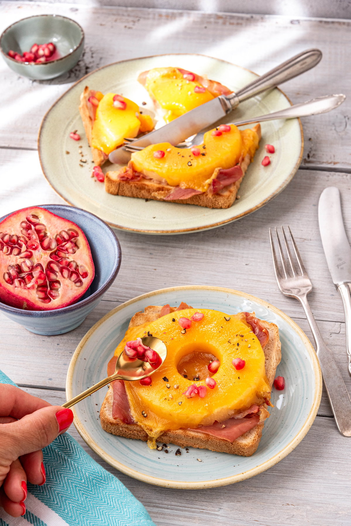Toast Hawaii mit frischer Ananas und Granatapfelkernen