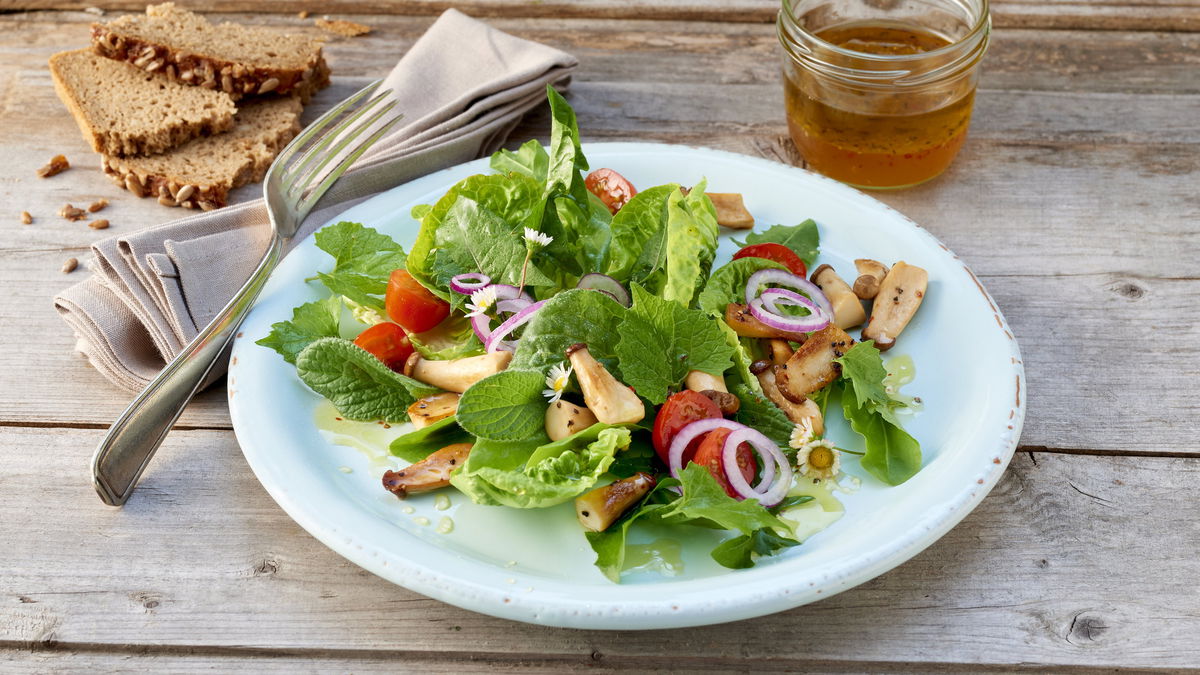 Rezept für Wildkräutersalat mit gebratenen Kräuterseitlingen 