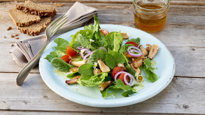 Rezept für Wildkräutersalat mit gebratenen Kräuterseitlingen