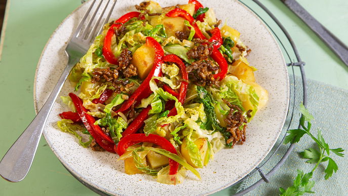 Hackfleisch-Kartoffelpfanne mit buntem Gemüse: Deftig und lecker