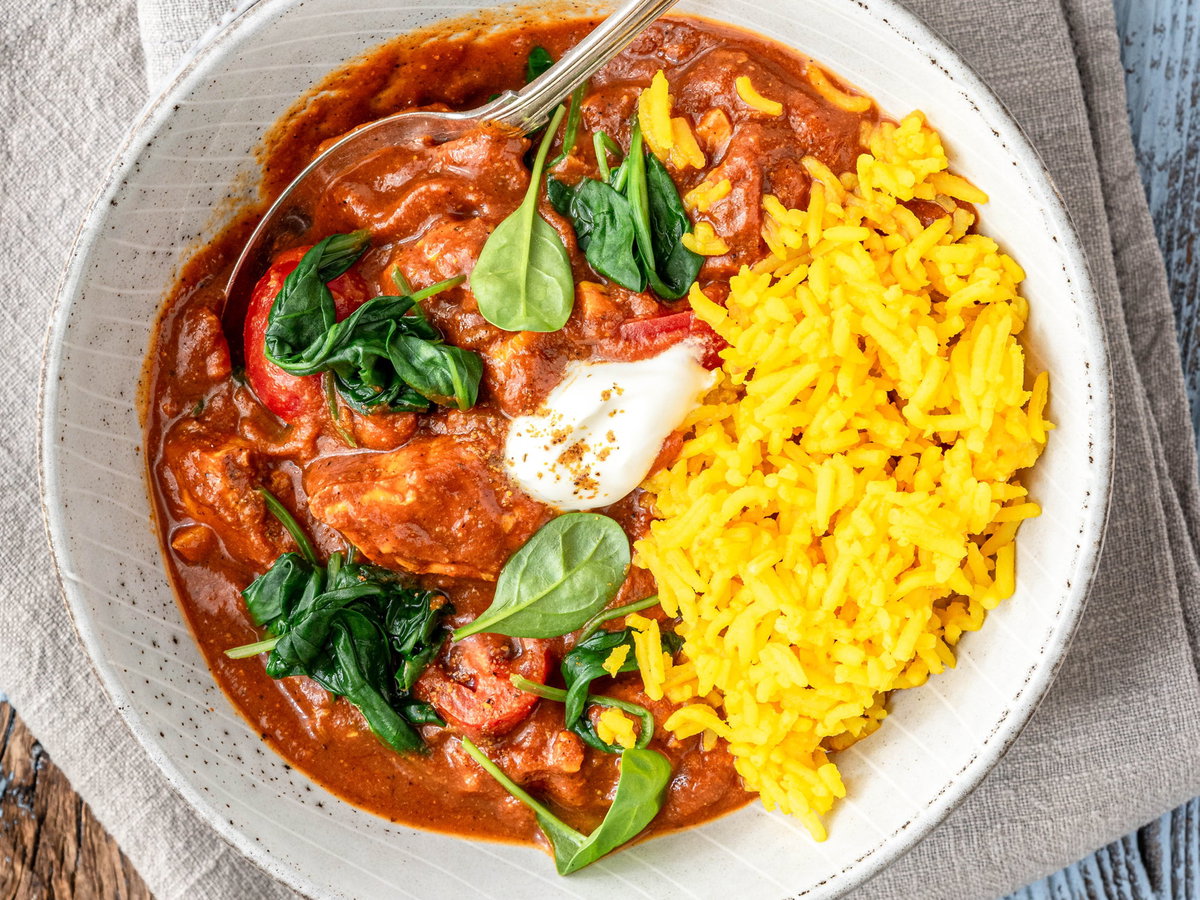 Indisches Hähnchencurry mit Spinat und Reis