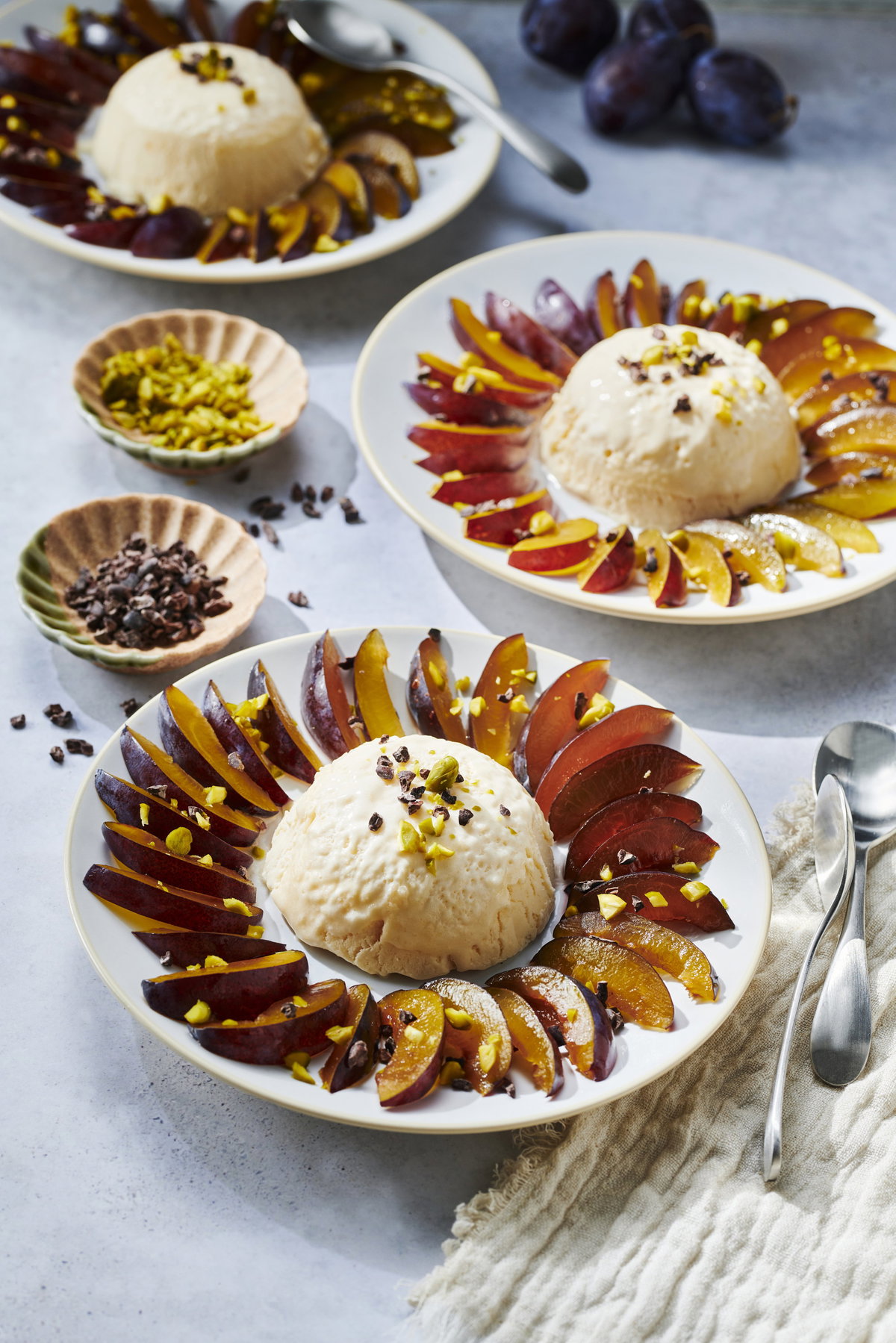 Pflaumen-Carpaccio mit Cremelikör-Parfait
