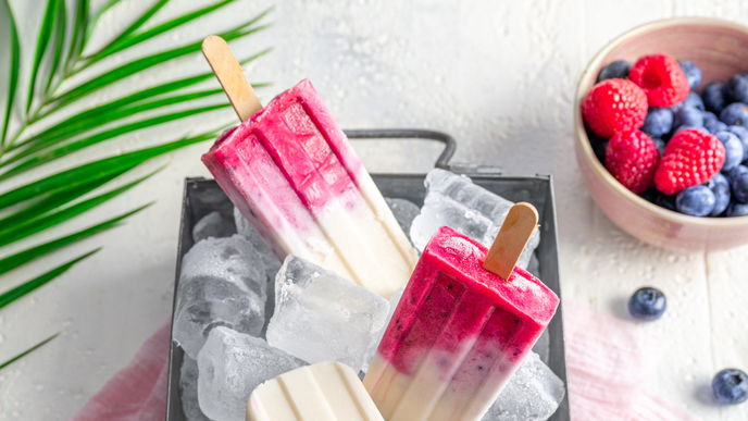 Beeren-Kokoseis am Stiel - der wohl cremigste Eisgenuss für heiße Tage