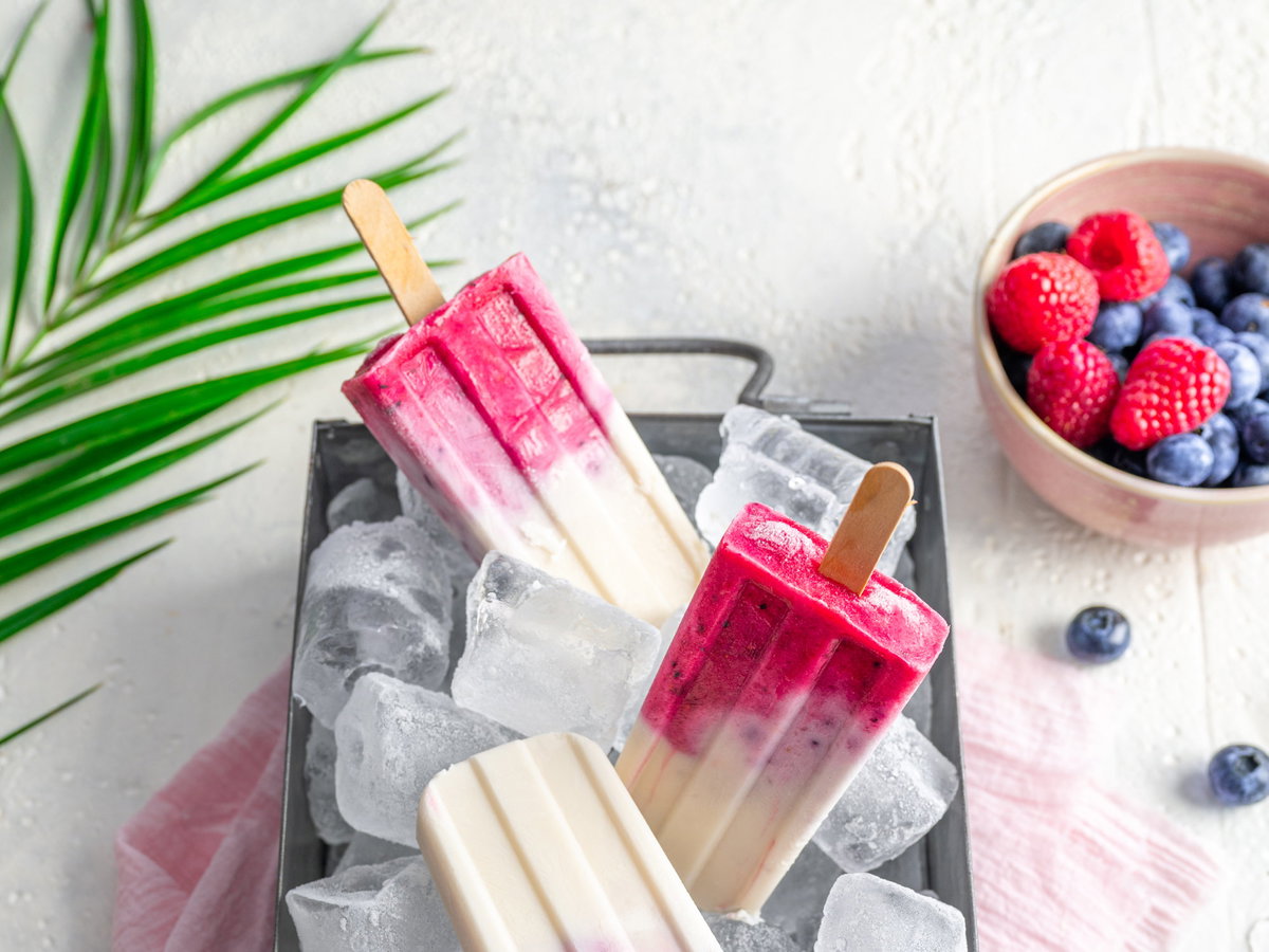 Beeren-Kokoseis am Stiel