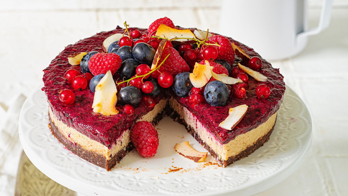 Kuchen ohne Backen: Das Rezept für vegane Beeren-Kokos-Torte