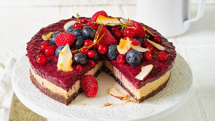 Kuchen ohne Backen: Das Rezept für vegane Beeren-Kokos-Torte