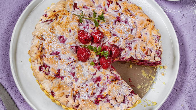 Mit luftiger Baiserhaube: So gelingt die feine Himbeer-Tarte ganz ohne Gluten