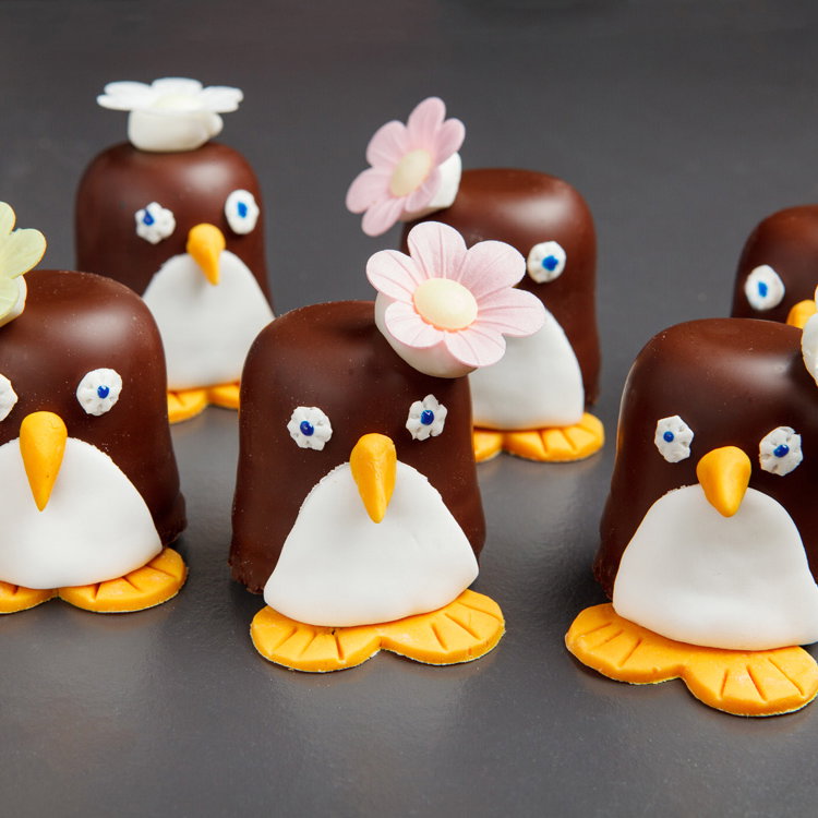 Schokoküsse als Pinguine verziert