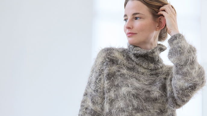 Modernen Rollkragenpullover selber stricken: Gratis-Anleitung für das flauschige Garn „Basta Stampa“ von Lana Grossa