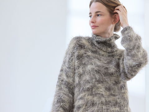 Modernen Rollkragenpullover selber stricken: Gratis-Anleitung für das flauschige Garn „Basta Stampa“ von Lana Grossa