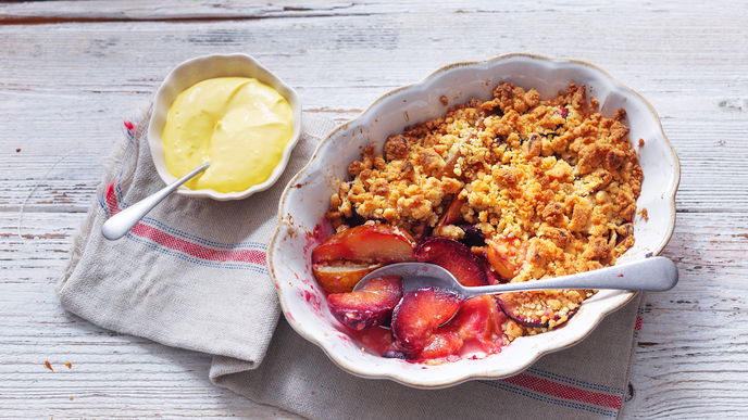 Gourmet-Dessert für den Herbst: Saftiges Rezept für unseren Obstcrumble mit Safran-Sahne