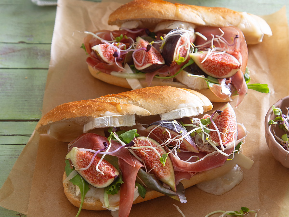 Schinken-Baguette mit Feigen und Ziegenkäse