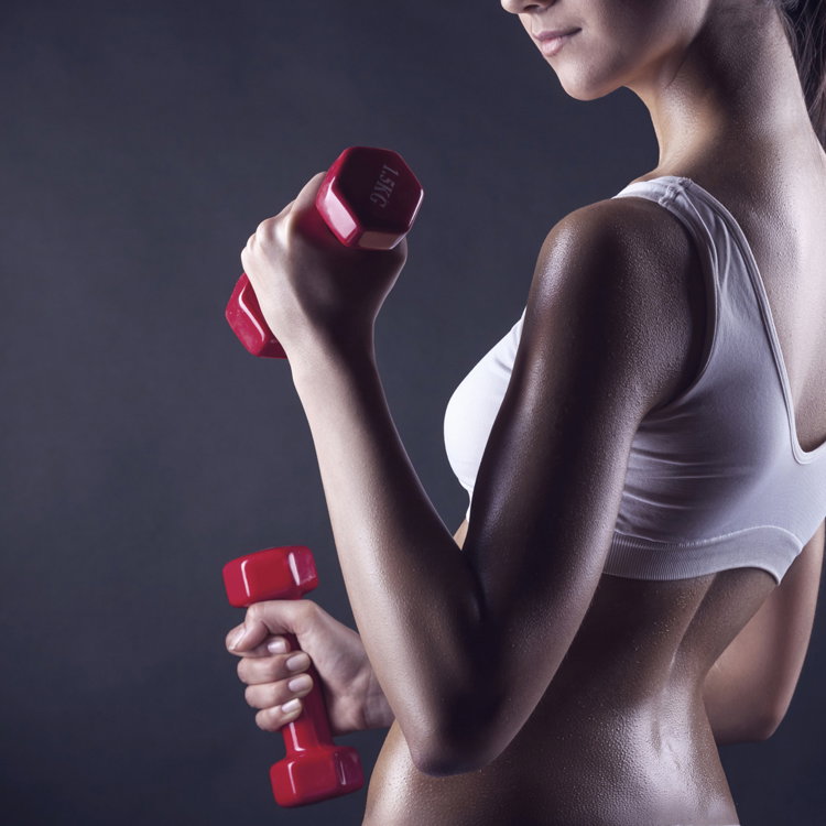 Frau mit Hanteln beim Sport