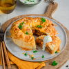 Besser als klassischer Strudel: So gelingt die herzhafte Kürbis-Chili-Schnecke garantiert