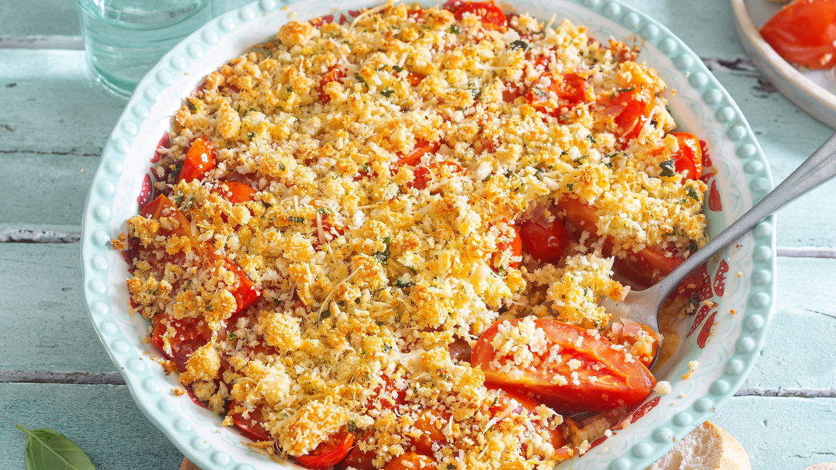 Knuspriger Herbstgenuss: Würziges Tomaten-Crumble aus der Auflaufform