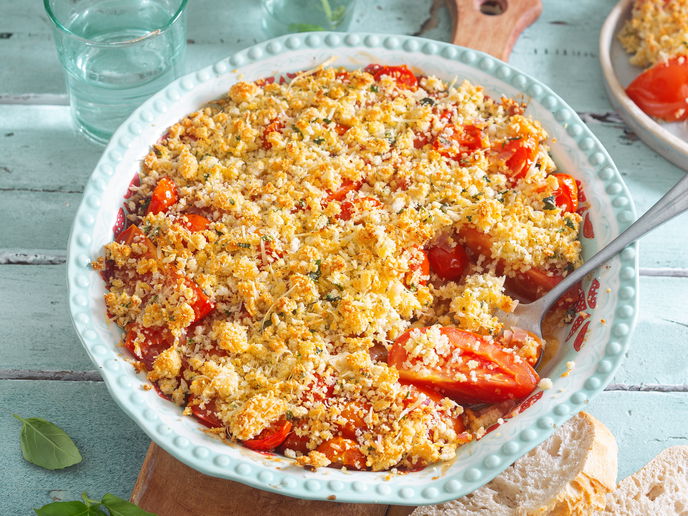 Knuspriger Herbstgenuss: Würziges Tomaten-Crumble aus der Auflaufform