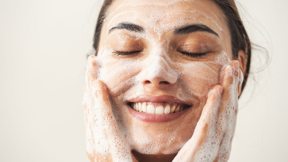Porentief sauber mit Drogerie-Lieblingen: Die 3 besten Waschlotionen von DM und Rossmann im Redaktionstest 