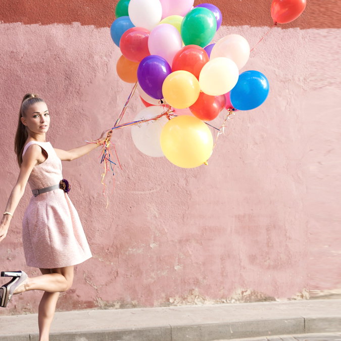 Eine Frau hält bunte Luftballons in ihrer Hand. Farbtyp-Test: welcher Farbtyp sind sie?
