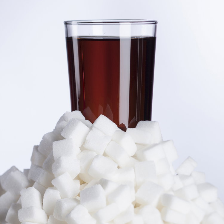 Zucker in Getränken: Gerade in Cola stecken unmengen an Zuckerwürfeln