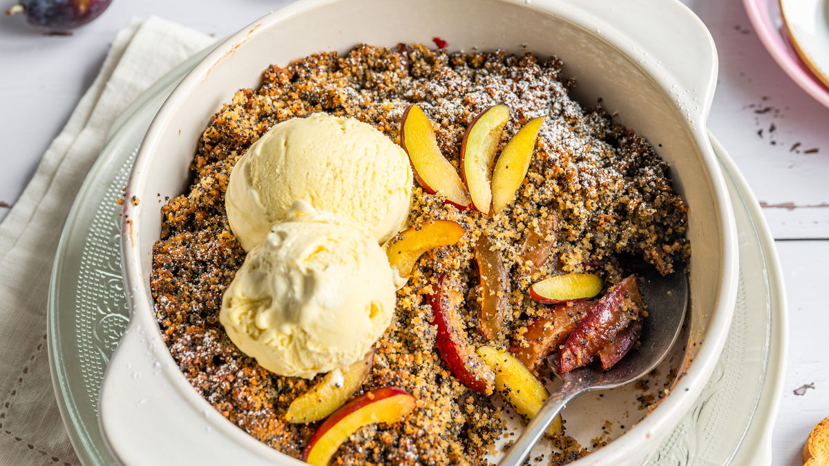 Schnelles Zwetschgen-Crumble: Warmes Herbst-Dessert mit Mohn leicht gemacht